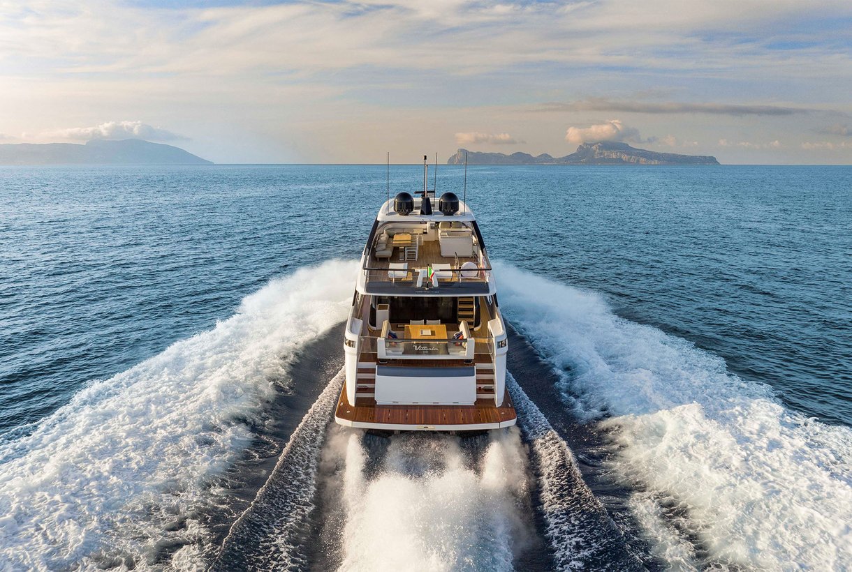 A symphony of beauty and luxury. Ferretti Yachts 860