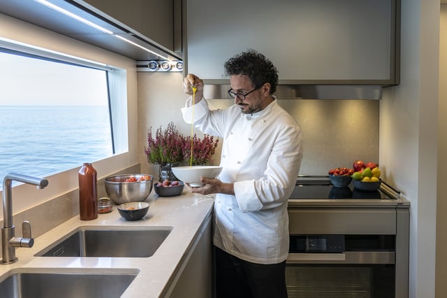 The K-lab kitchen, with a high degree of customisation, is the undisputed star of the Custom Line navetta 30.