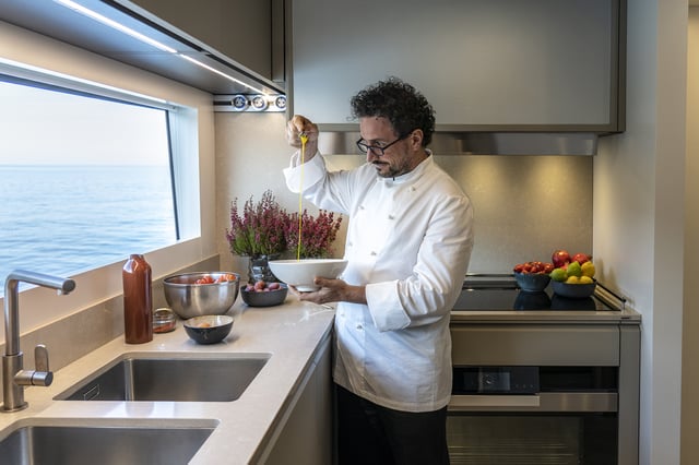 La cucina K-lab, altamente customizzata, protagonista indiscussa della navetta 30 di Custom Line