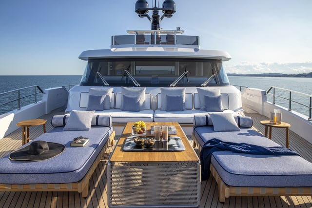 The K-lab kitchen, with a high degree of customisation, is the undisputed star of the Custom Line navetta 30.