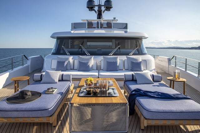 La cocina K-lab, con alto grado de personalización, es la indiscutida protagonista de Navetta 30, el nuevo yate de Custom Line.