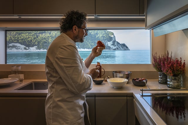 The K-lab kitchen, with a high degree of customisation, is the undisputed star of the Custom Line navetta 30.