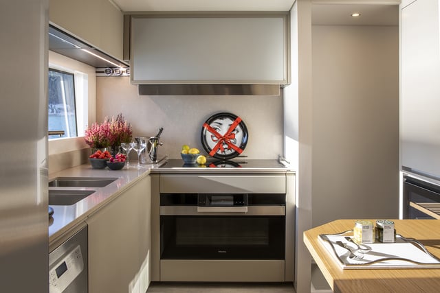 The K-lab kitchen, with a high degree of customisation, is the undisputed star of the Custom Line navetta 30.