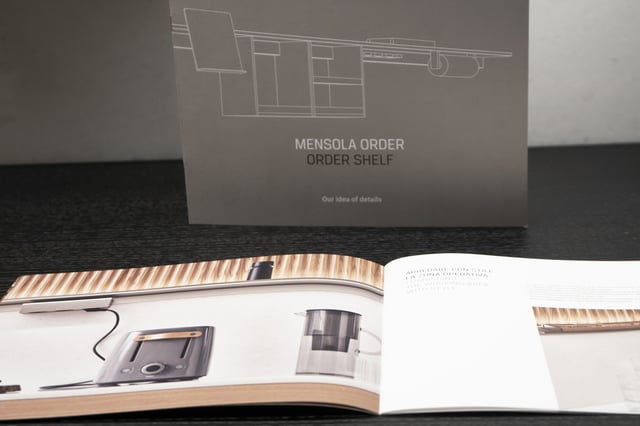 Ernestomeda utilise une série de Brochures pour décrire quelques-uns des détails les plus précieux de ses dernières collections