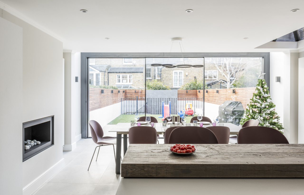 The kitchen’s subtle, neutral colours give light and uniformity to the interior.