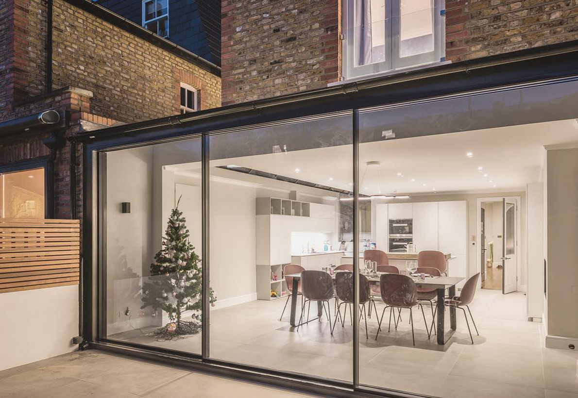 The kitchen’s subtle, neutral colours give light and uniformity to the interior.