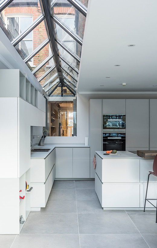 Colori tenui e neutri in cucina, illuminano e uniformano l’ambiente.