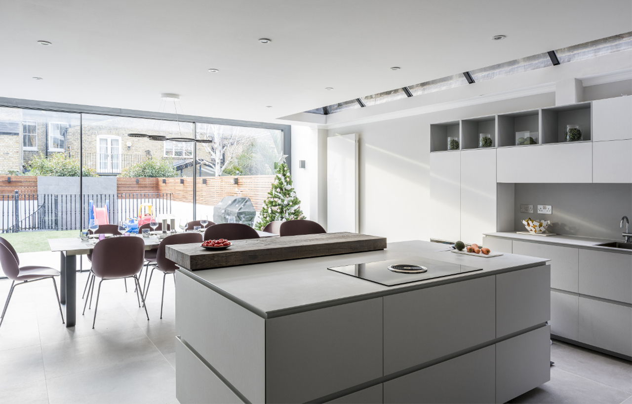 Colores tenues y neutros en la cocina para iluminar y amalgamar el ambiente.